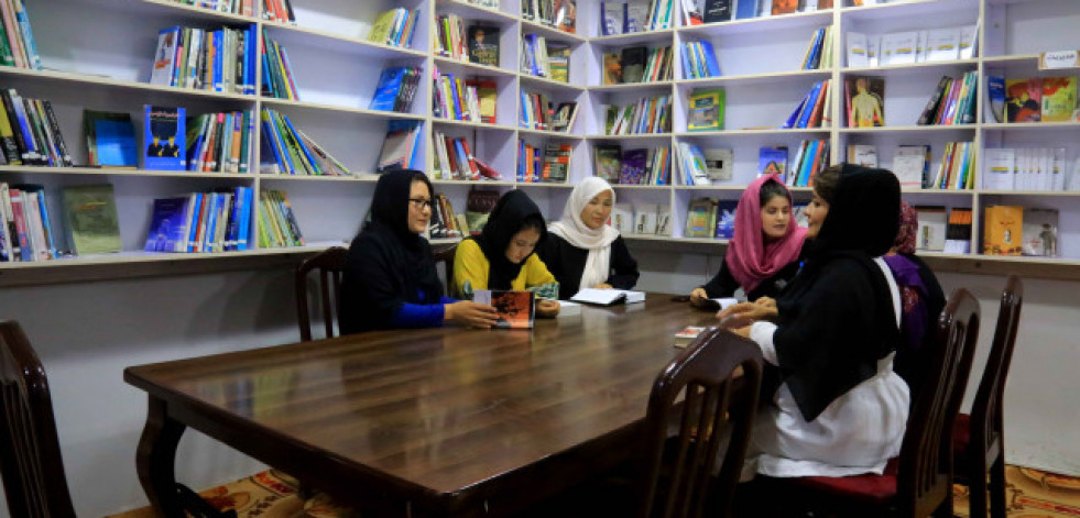 Una biblioteca clandestina para mujeres desafía el veto de los talibanes