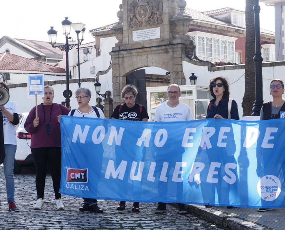 Representación del colectivo en huelga frente al Arsenal de Ferrol por la visita de representantes de la Xunta  jorge meis