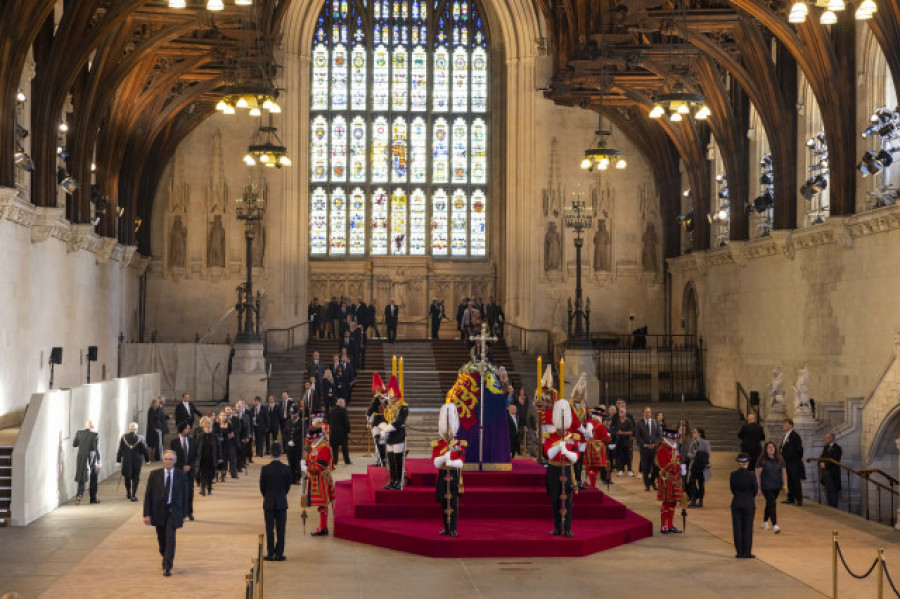 Miles de personas dan su último adiós a Isabel II en Westminster