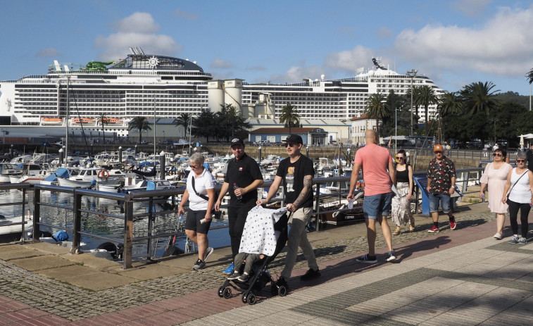 Ferrol se llena de turistas con la llegada a Curuxeiras del trasatlántico “MSC Grandiosa”