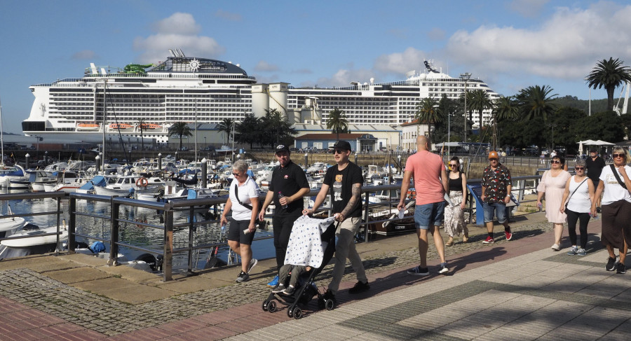 Ferrol se llena de turistas con la llegada a Curuxeiras del trasatlántico “MSC Grandiosa”