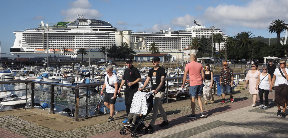 Ferrol se llena de turistas con la llegada a Curuxeiras del trasatlántico “MSC Grandiosa”