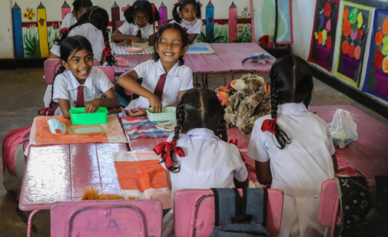 Sri Lanka, la difícil elección entre comer tres veces al día o ir al colegio