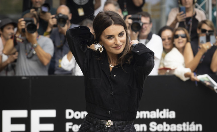 Penélope Cruz conquista a sus fans en su llegada a San Sebastián