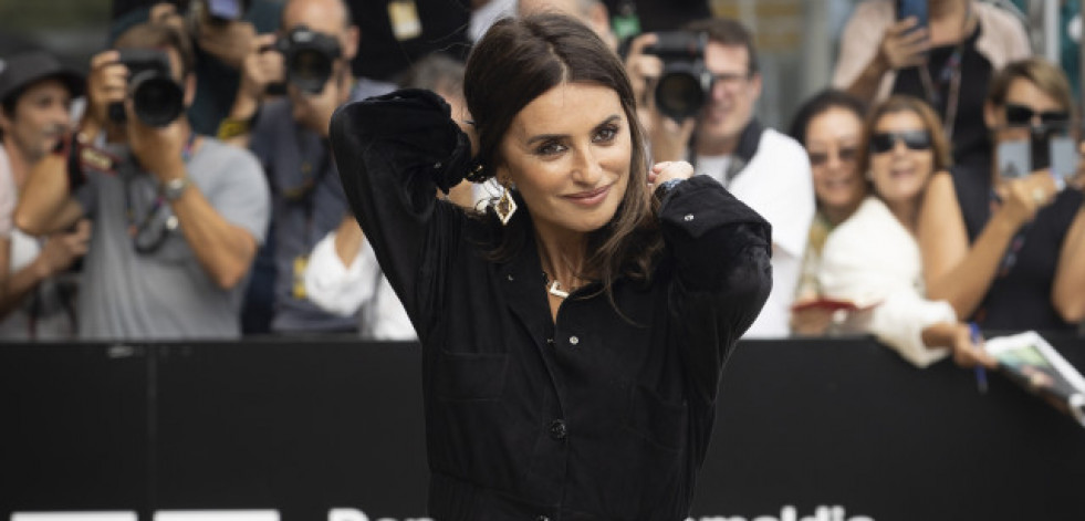 Penélope Cruz conquista a sus fans en su llegada a San Sebastián
