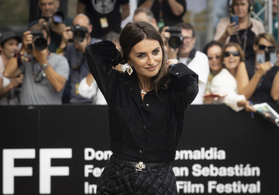 Penélope Cruz conquista a sus fans en su llegada a San Sebastián