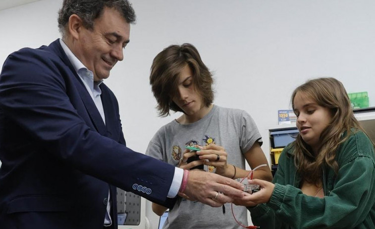 El consellerio de Educación destaca en Pontedeume la buena acogida de los Polos Creativos