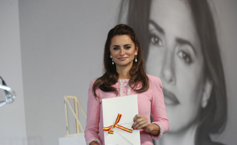 Penélope Cruz recibe con emoción el Premio Nacional  de Cinematografía