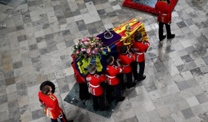 Un lamento interpretado por el gaitero real cierra el funeral por Isabel II