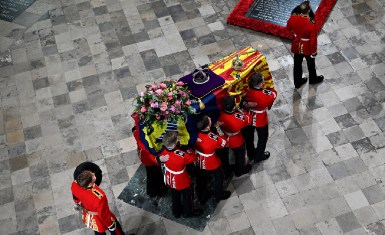 Un lamento interpretado por el gaitero real cierra el funeral por Isabel II