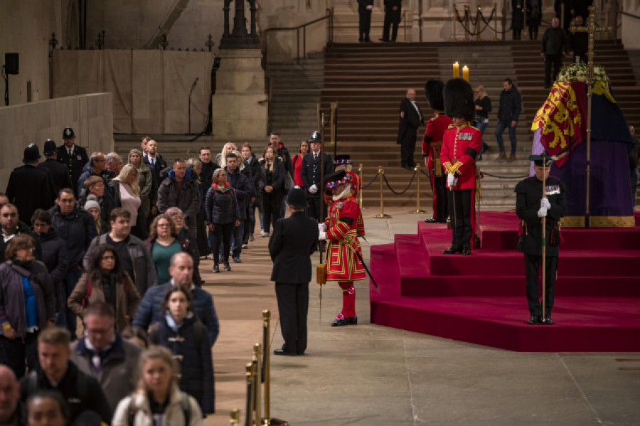 Unas 250.000 personas pasaron por la capilla ardiente de Isabel II