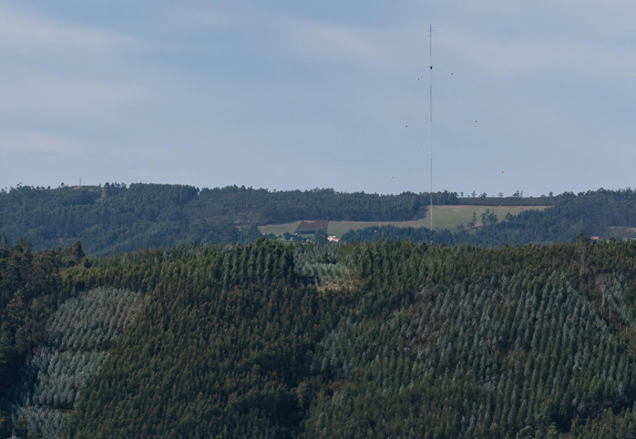 A instalación dunha estrutura para medir o vento acrecenta o temor ao parque eólico Caaveiro