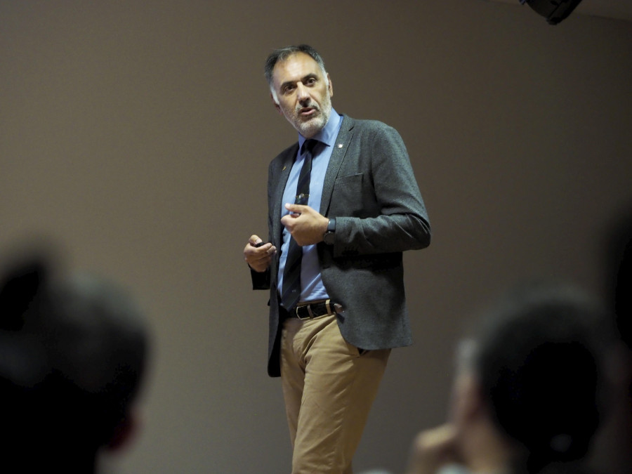 Fene acoge el inicio del programa “Contando Ciencia”, con una charla sobre el “Arteaga”