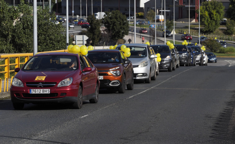 Decenas de vehículos desfilan por la AP-9 para exigir transporte público