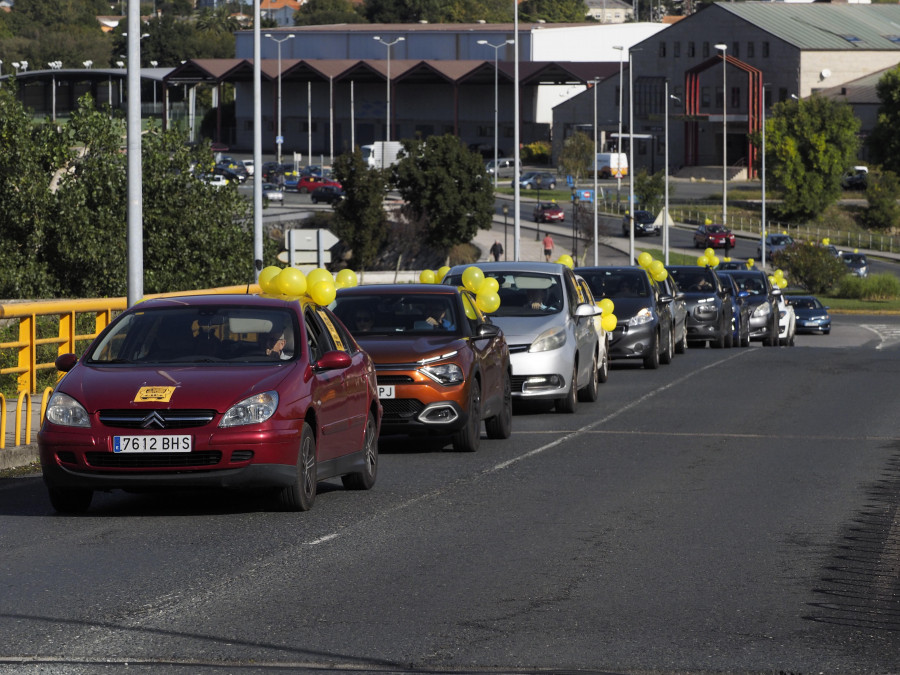 Decenas de vehículos desfilan por la AP-9 para exigir transporte público