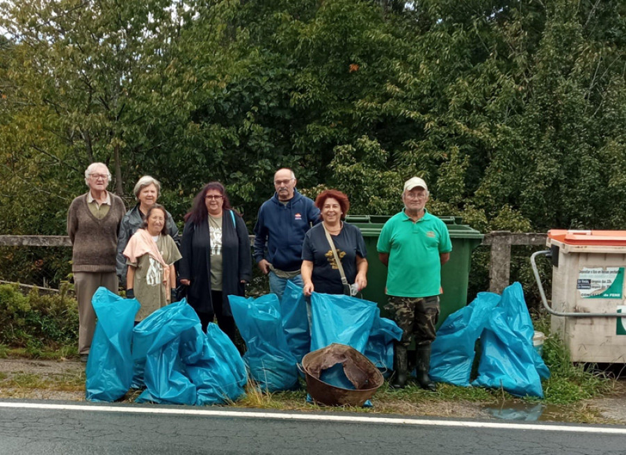 Voluntarios recollen varios centos de kilos de lixo na comarca na limpeza simultánea “Móllate polos ríos”