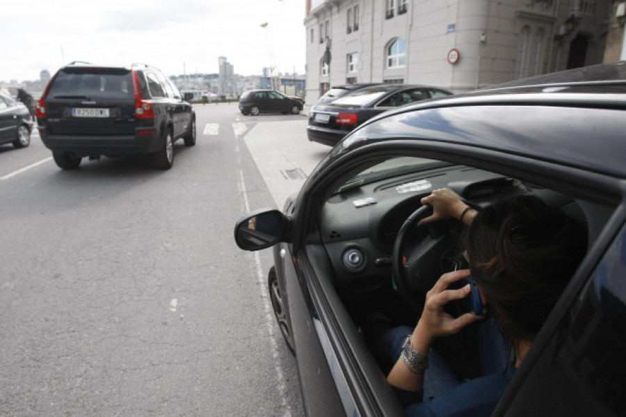 Los conductores siguen usando el móvil al volante pese al aumento de puntos