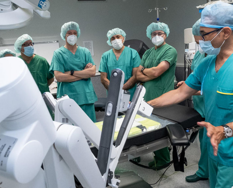 Explicación a Rueda del funcionamiento de los robots quirúrgicos Da Vinci  cedida