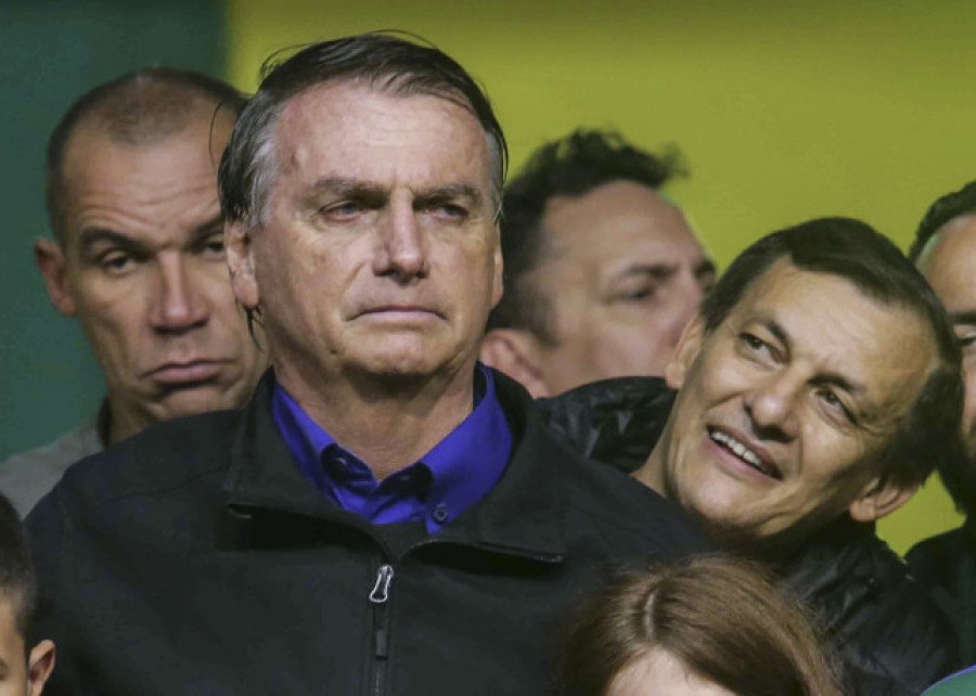 Bolsonaro, con el fusil en una mano y la Biblia en la otra