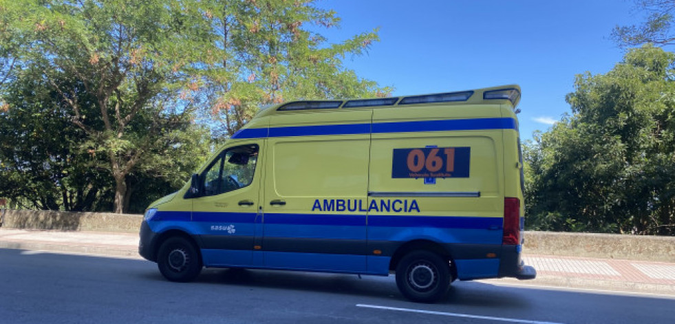 Trasladan a una mujer por inhalación de humo tras un incendio en su cocina en Narón