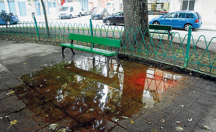 Los vecinos de San Xoán denuncian el abandono de su única plaza