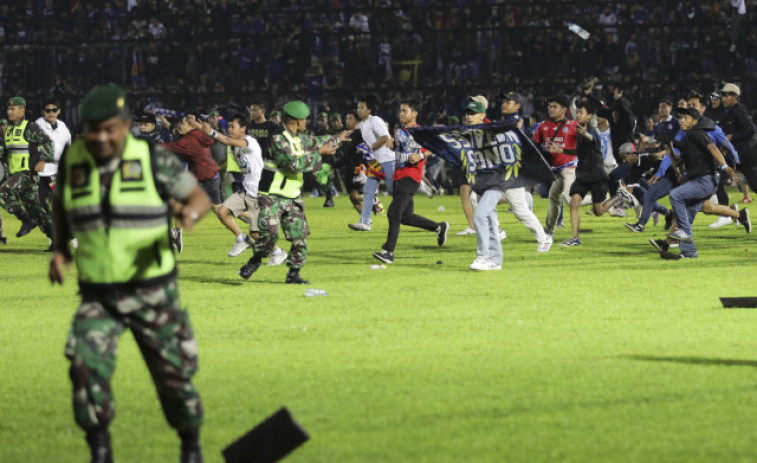Al menos 174 muertos tras los disturbios en un partido de fútbol en Indonesia