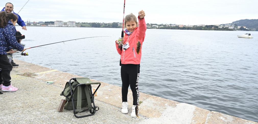 II Jornada de Pesca infantil en el muelle de Curuxeiras promovida por la Autoridad Portuaria