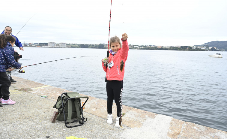 II Jornada de Pesca infantil en el muelle de Curuxeiras promovida por la Autoridad Portuaria