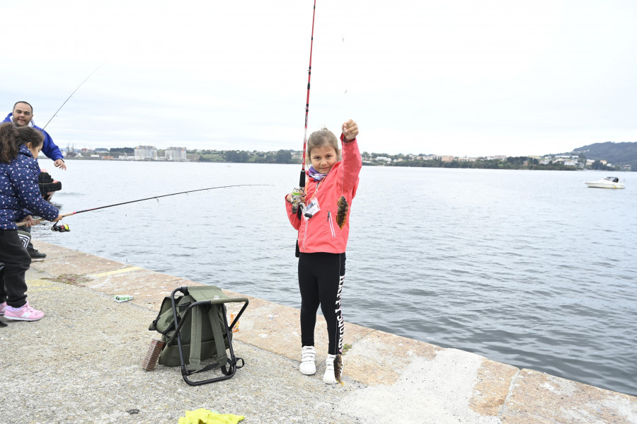 II Jornada de Pesca infantil en el muelle de Curuxeiras promovida por la Autoridad Portuaria
