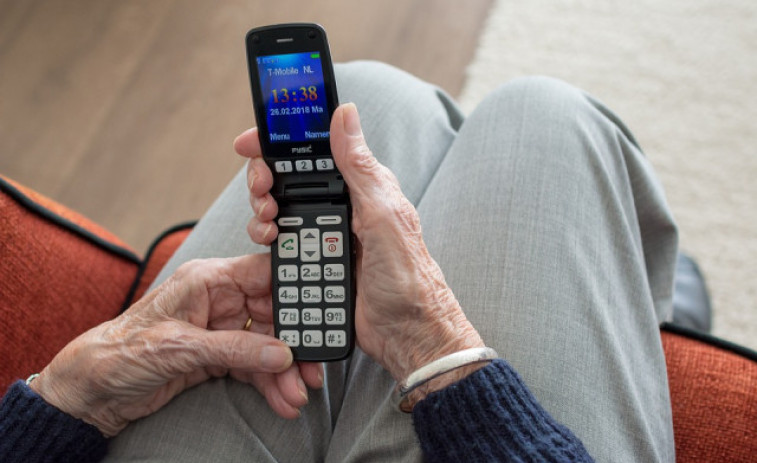 Galicia pone en marcha el teléfono para la atención administrativa a personas mayores de 65 años