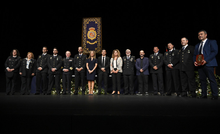 Siete agentes de la Policía Ferrol-Narón fueron condecorados en la celebración del patrón del cuerpo