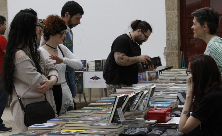 El festival Hispacón abrió ayer el telón con las primeras charlas, la feria del libro y otras variadas propuestas