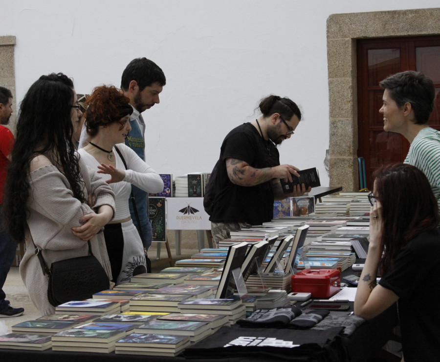 El festival Hispacón abrió ayer el telón con las primeras charlas, la feria del libro y otras variadas propuestas