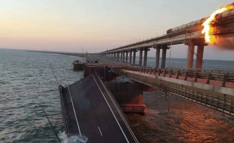 Una explosión destruye parte del puente de Crimea, la joya de Putin