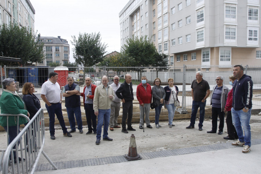 Los vecinos “paralizan” las obras de humanización en A Solaina que ejecuta el Concello