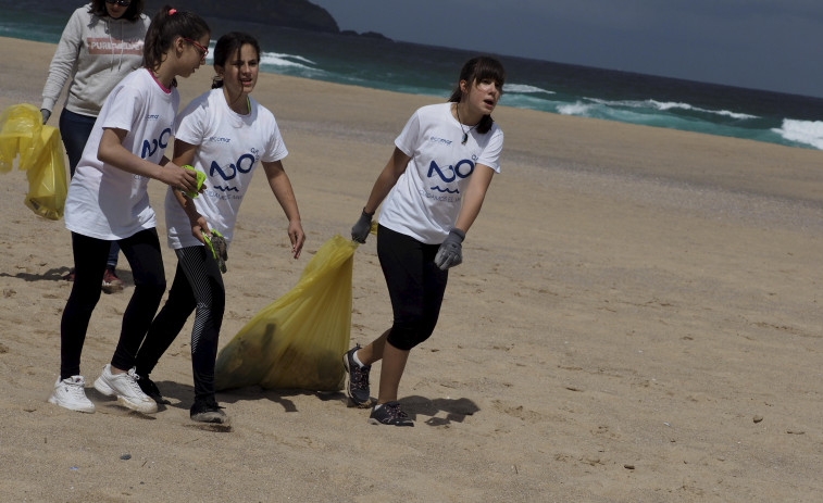 La limpieza de playas llega este fin de semana a cinco arenales de Ferrol y de las comarcas