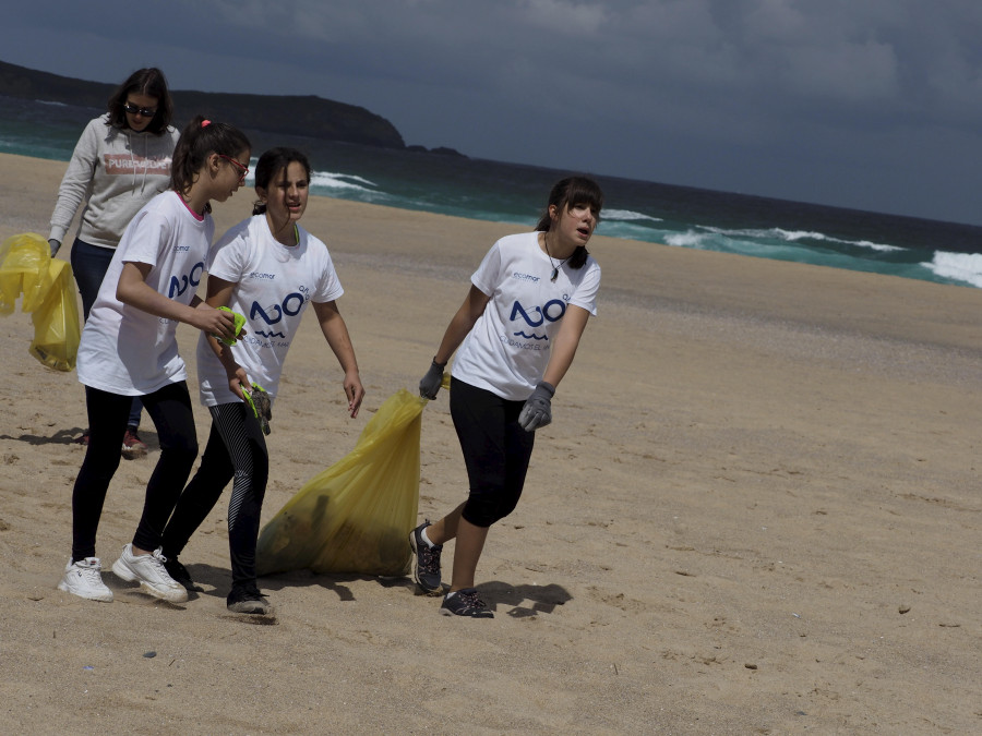 La limpieza de playas llega este fin de semana a cinco arenales de Ferrol y de las comarcas