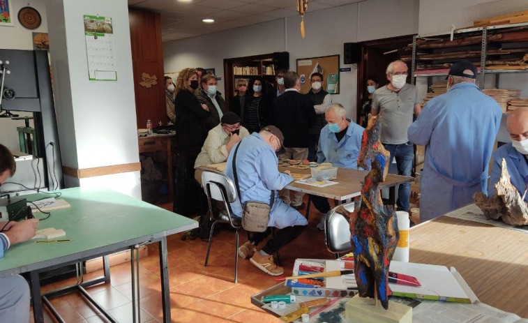 Nova vida para a madeira reciclada da man de Saúde Mental e Ártabro Inclusivo