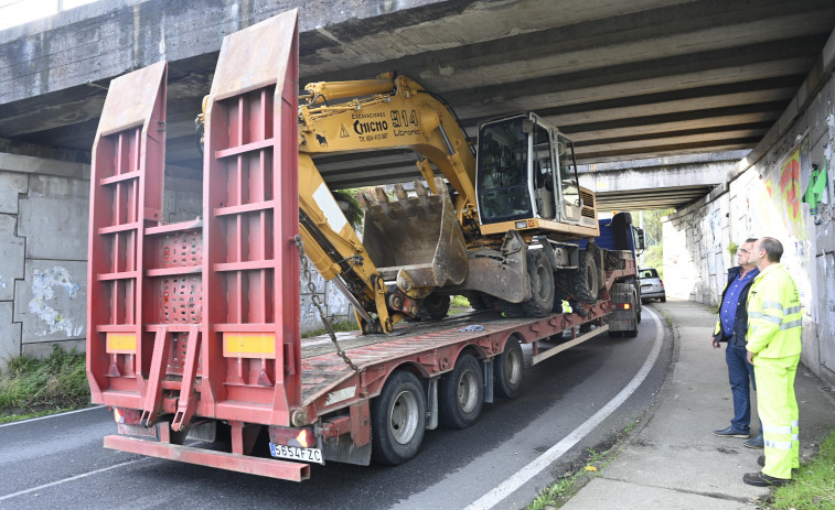 Un camión de transporte se queda atorado en el puente que une As Pías con Caranza