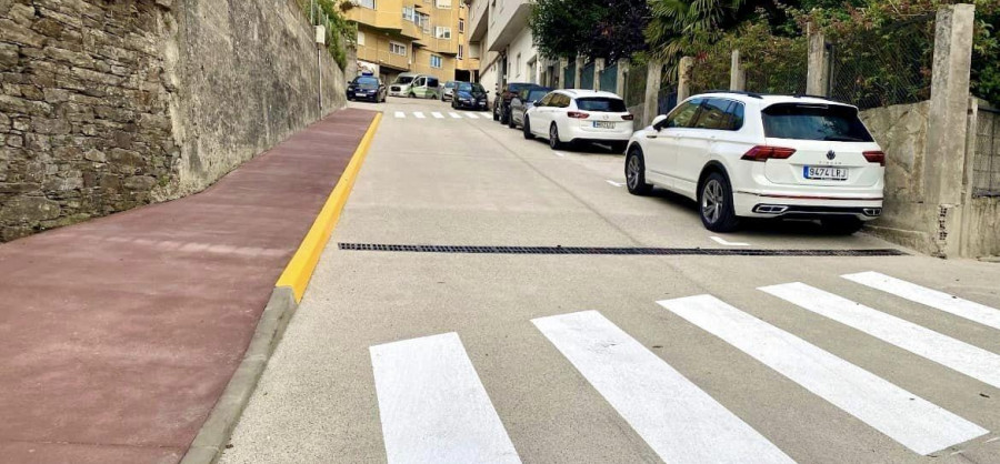 Pontedeume finaliza las obras de pavimentación y mejora de la calle Torrente Ballester