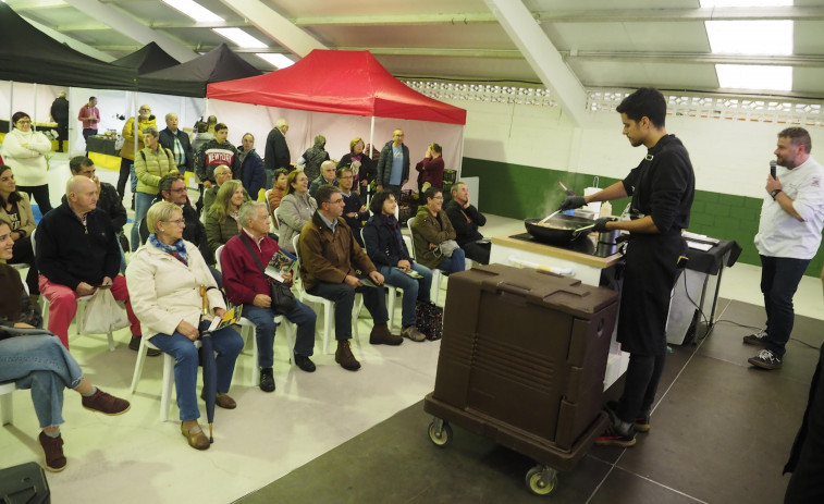 Demostraciones de cocina y talleres infaniles dieron vida a la vigésimo primera Feira do Mel en Sedes