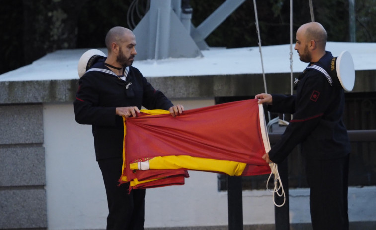 La Unidad de Buceo de Ferrol desactiva un proyectil hallado en el puerto de Santurce