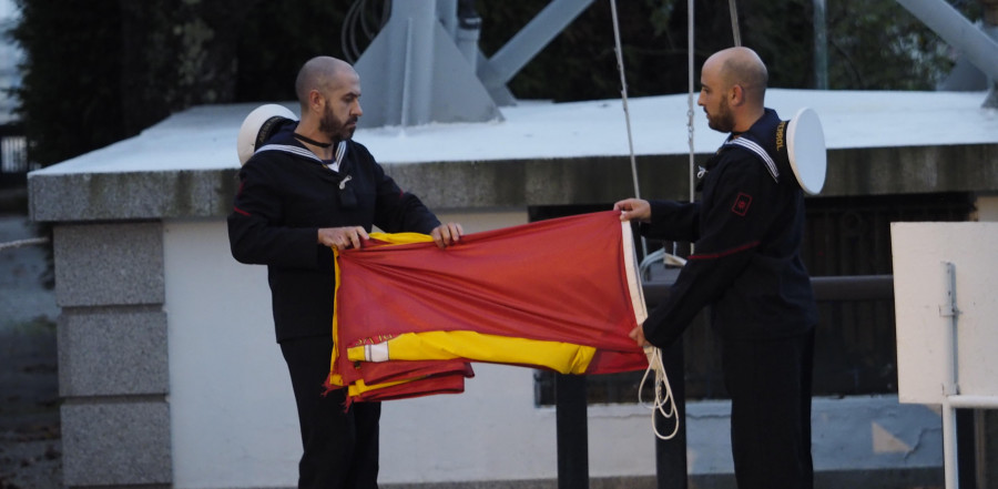 La Unidad de Buceo de Ferrol desactiva un proyectil hallado en el puerto de Santurce