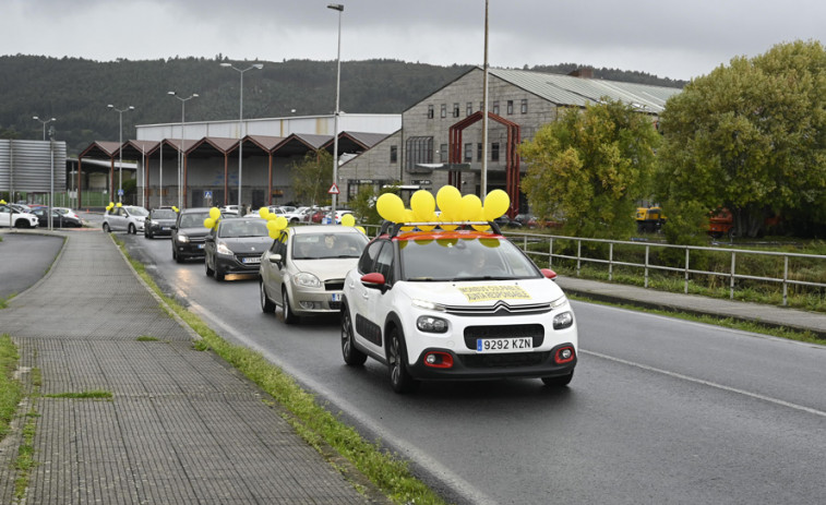 Caravana de coches para reclamar mejoras en el transporte público