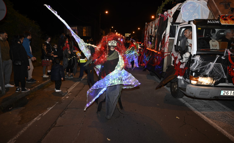 Las ánimas visitaron ayer Catabois en un terrorífico y animado desfile