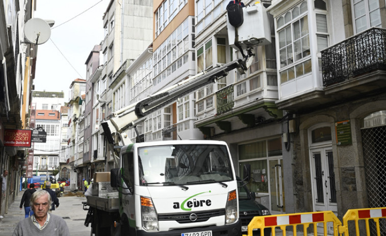 Pardo Bajo se iluminará desde el lunes tras colocar ayer las catenarias