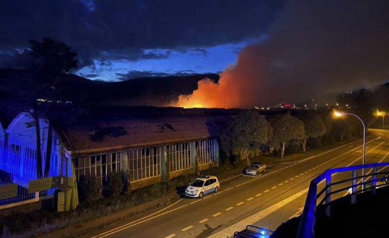 Muere el trabajador que sufrió quemaduras de gravedad en el incendio de la nave de Pontesa, en Pontevedra