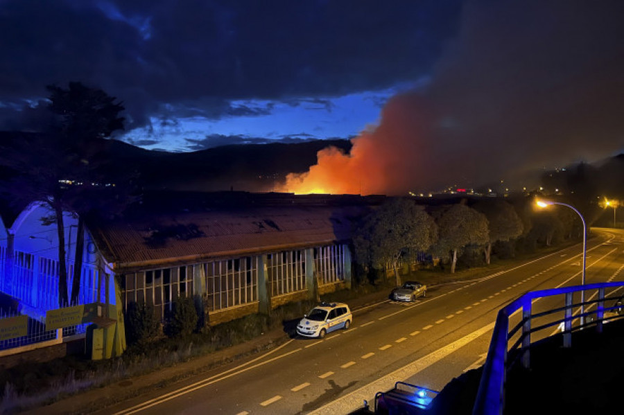 Muere el trabajador que sufrió quemaduras de gravedad en el incendio de la nave de Pontesa, en Pontevedra
