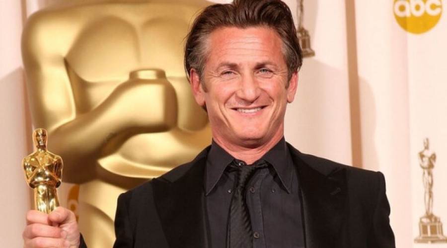 Sean Penn entrega a Zelenski su Oscar, que dejará en Kiev hasta la victoria