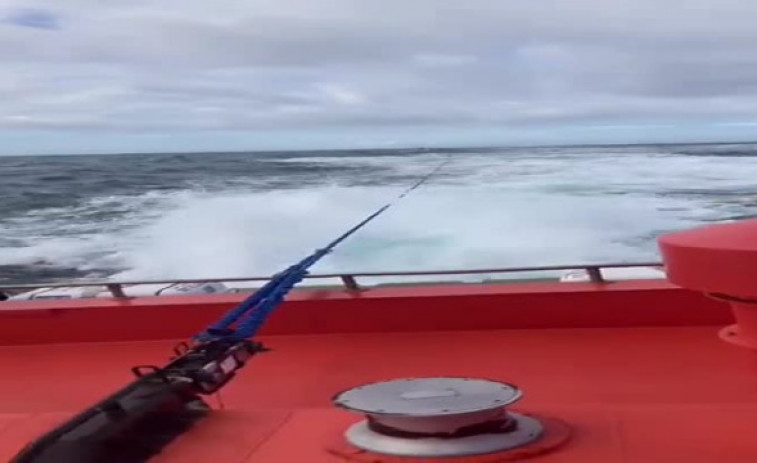 Remolcan al puerto de A Coruña al pesquero de Malpica Ronsel Dos